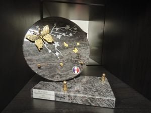 plaque funéraire papillon granit