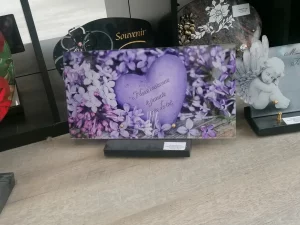 plaque funéraire lilas