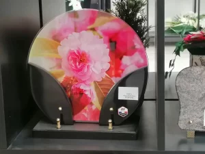 plaque funéraire fleurs